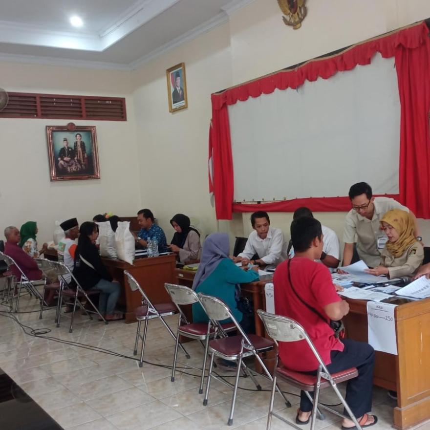 Penyaluran Bantuan Pangan BULOG di Kalurahan Pengasih Berlangsung Tertib